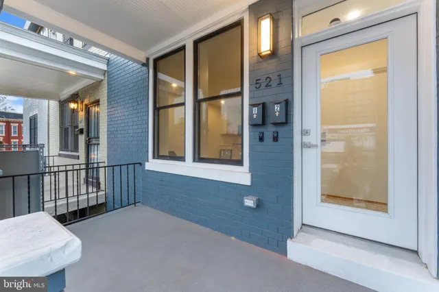 a view of livingroom with furniture