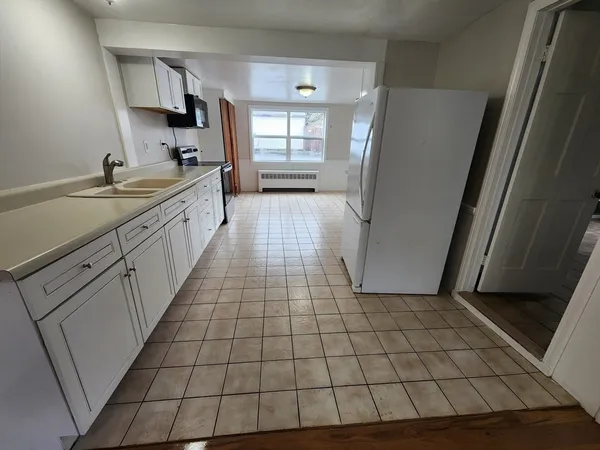 $3,100 | 818 Bedford Street, Unit 1, East Bridgewater, MA 02333