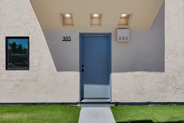 a view of entryway with a yard