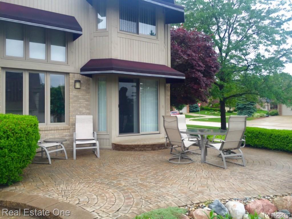 865 Grovecrest Rochester, MI 48307 - Photo 16 of 20 backyard.jpg