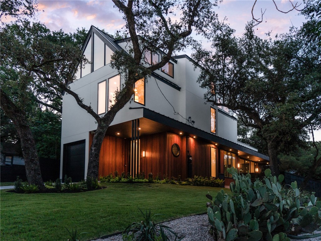 a view of a house with a yard