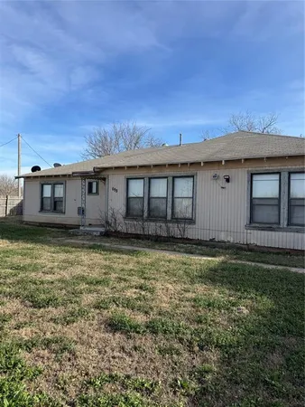 a view of a house with backyard and garden