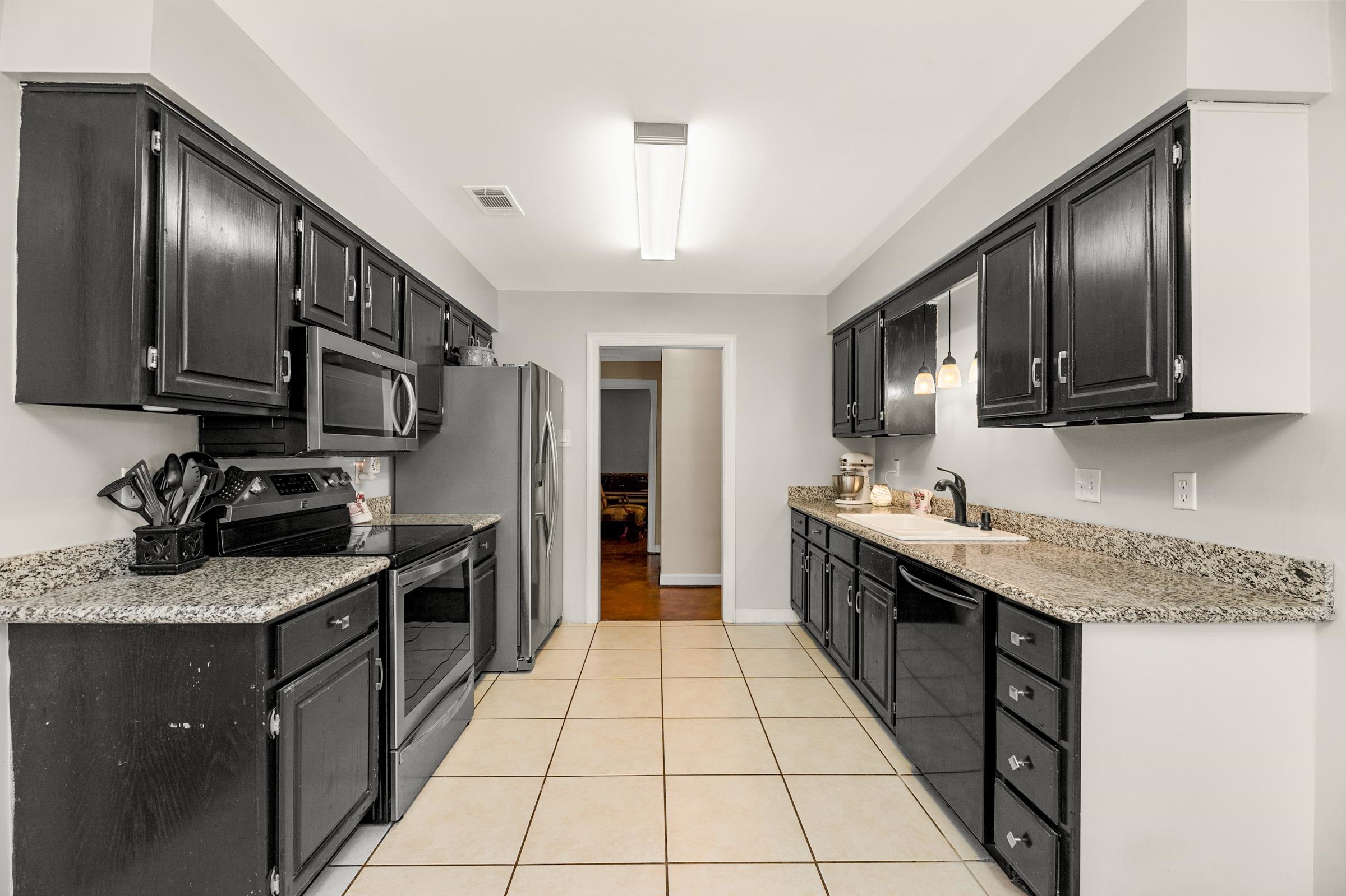 181 Ridgewood Drive Daphne, AL 36526 - Photo 9 of 22 Kitchen