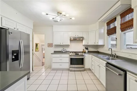 $978,000 | 129 Brockenbraugh Court, Metairie, LA 70005