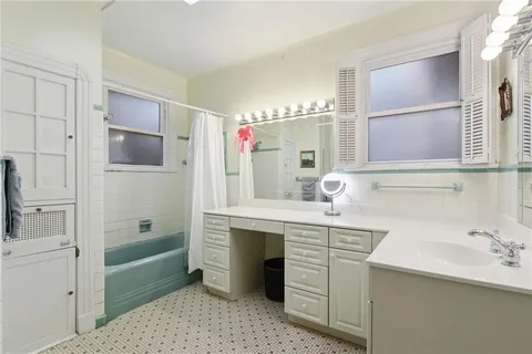 $978,000 | 129 Brockenbraugh Court, Metairie, LA 70005