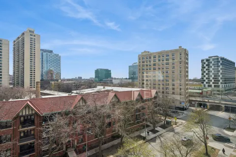 $179,000 | 5050 South East End Avenue, Unit 8D, Chicago, IL 60615