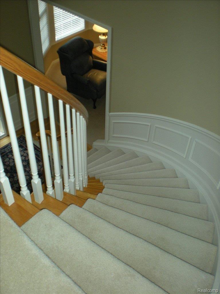 714 Loggers Circle Rochester, MI 48307 - Photo 18 of 21 Curved stairway