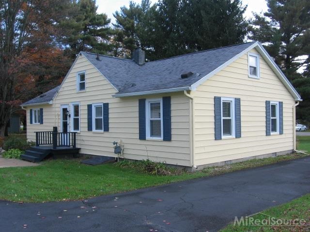 4046 Lakeshore Road Lexington, MI 48450 - Photo 5 of 30 31217419-4.JPG