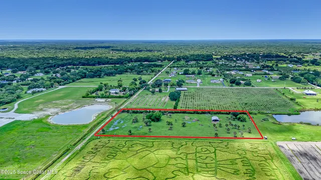a view of a green field with lots of green space