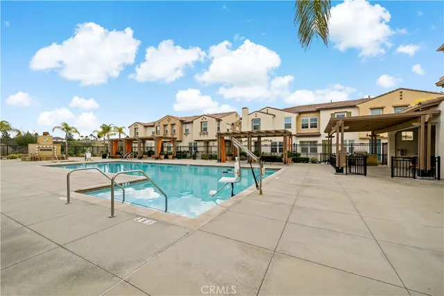 a sign that is sitting on the side of a road