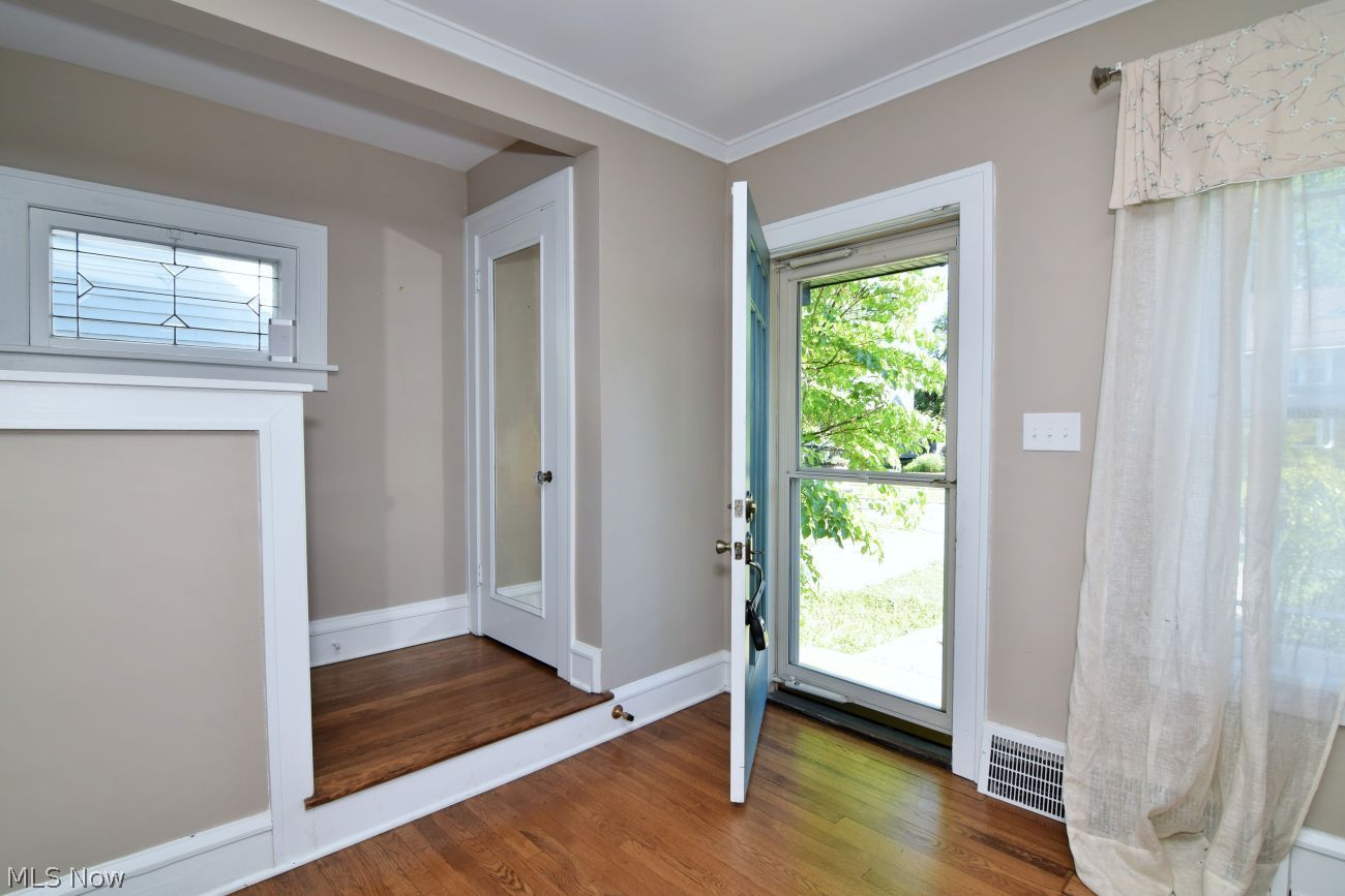 3356 Clarendon Road Cleveland Heights, OH 44118 - Photo 2 of 43 Front Entry