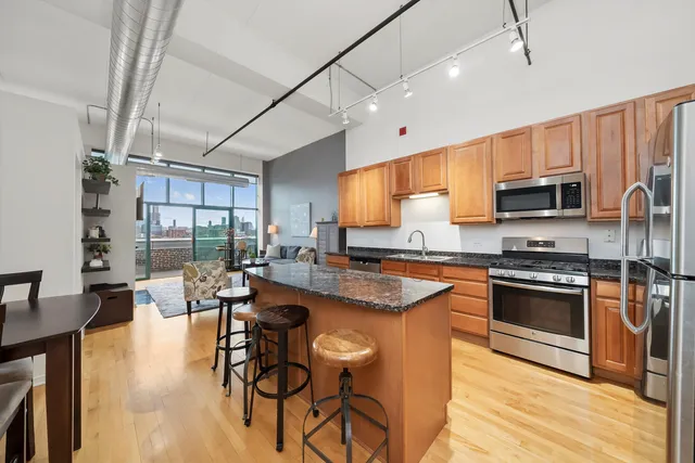 $375,000 | 1645 West Ogden Avenue, Unit 702, Chicago, IL 60612