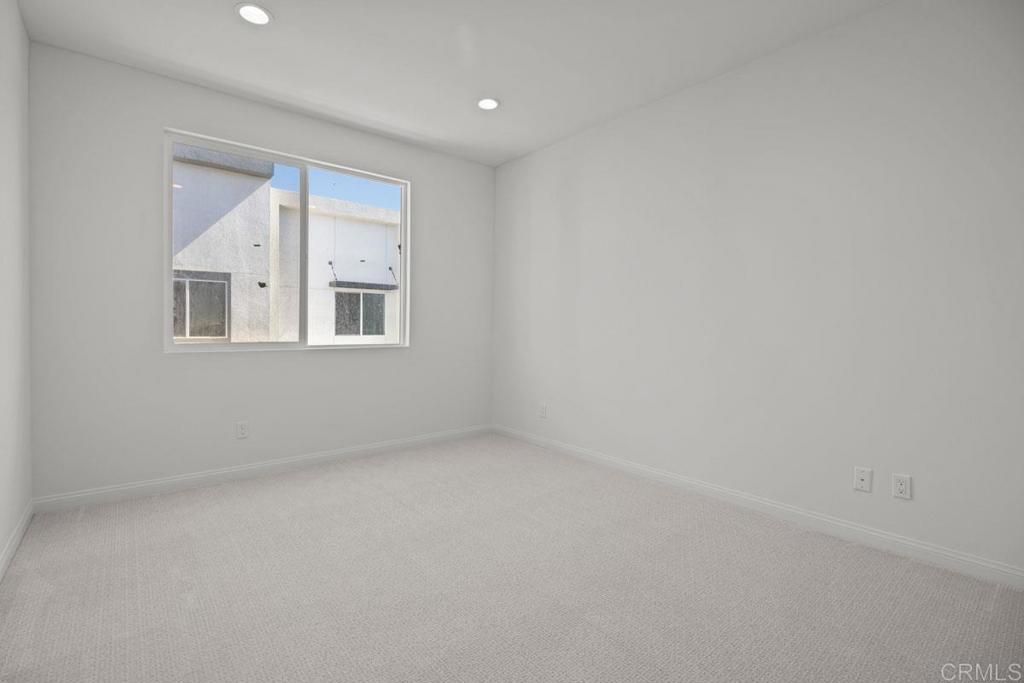520 Cobblestone Court El Cajon, CA 92020 - Photo 20 of 24 an empty room with a window