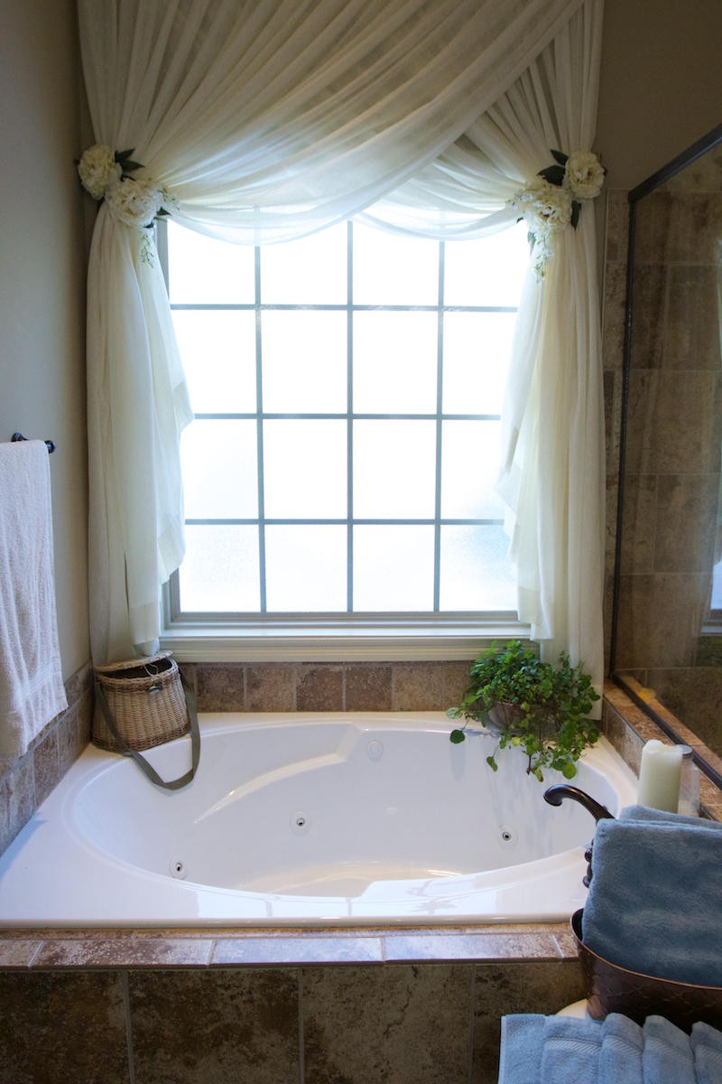 113 Crossroads Boulevard Oak Ridge, TN 37830 - Photo 16 of 24 a bathroom with a bathtub and next to a window