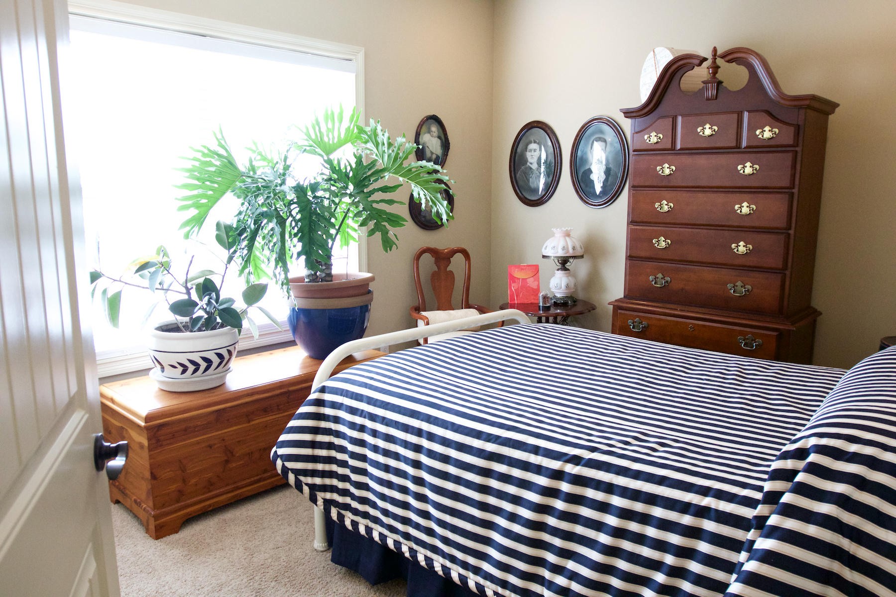 113 Crossroads Boulevard Oak Ridge, TN 37830 - Photo 20 of 24 a bedroom with a bed and a chandelier