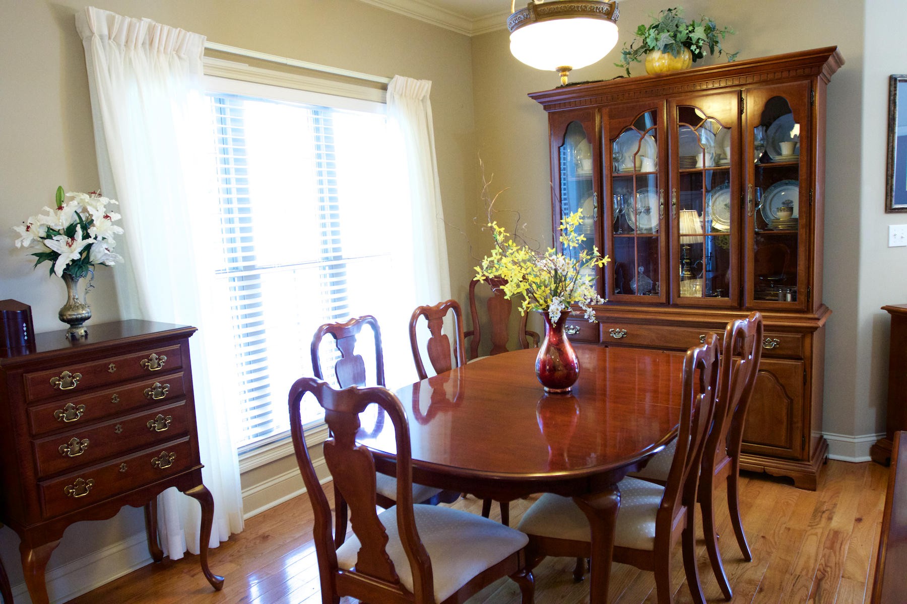 113 Crossroads Boulevard Oak Ridge, TN 37830 - Photo 8 of 24 a dining room with furniture and window