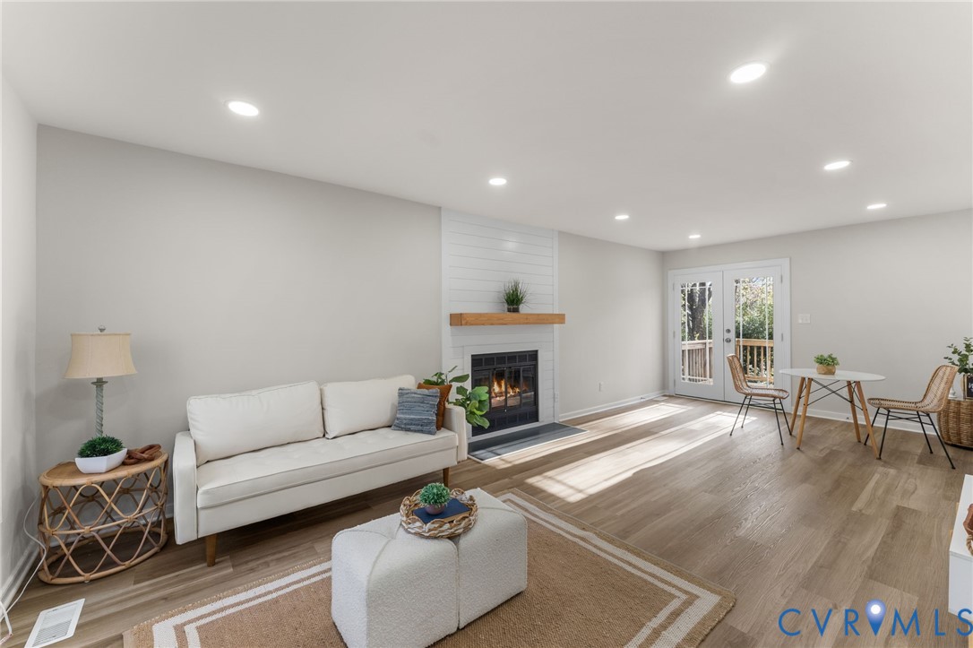 10209 Stonemill Road Henrico, VA 23233 - Photo 5 of 28 a living room with furniture and a fireplace