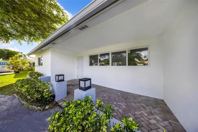 a view of kitchen and breakfast area