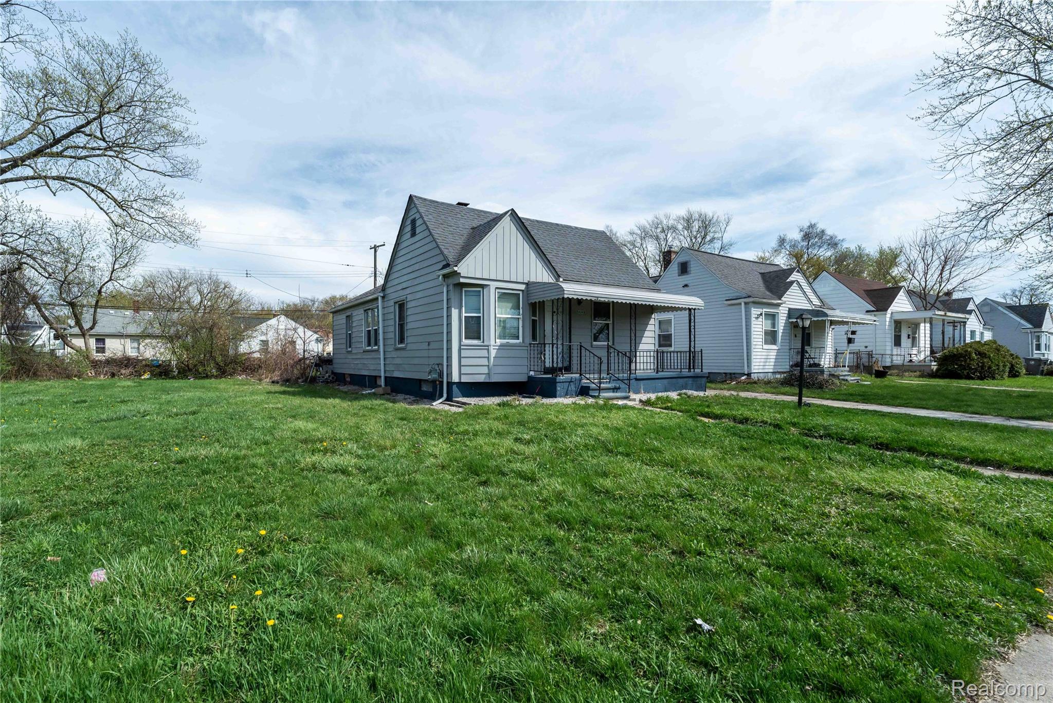 4049 Williams Street Inkster, MI 48141 - Photo 4 of 21 Bungalow-style home with a front yard, covered porch, and a shingled roof