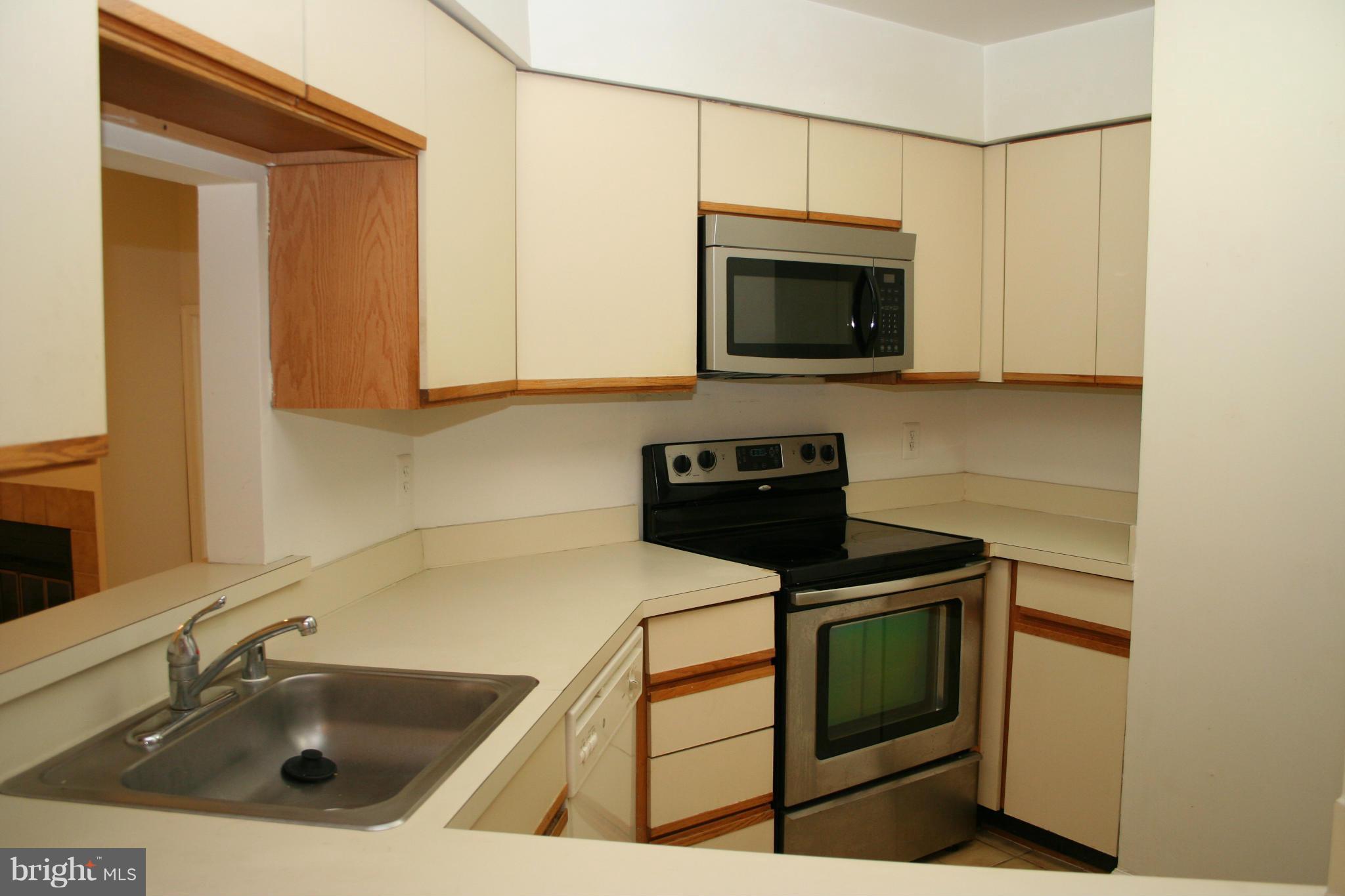11202 Harbor Court, Unit 11202 Reston, VA 20191 - Photo 13 of 22 Kitchen