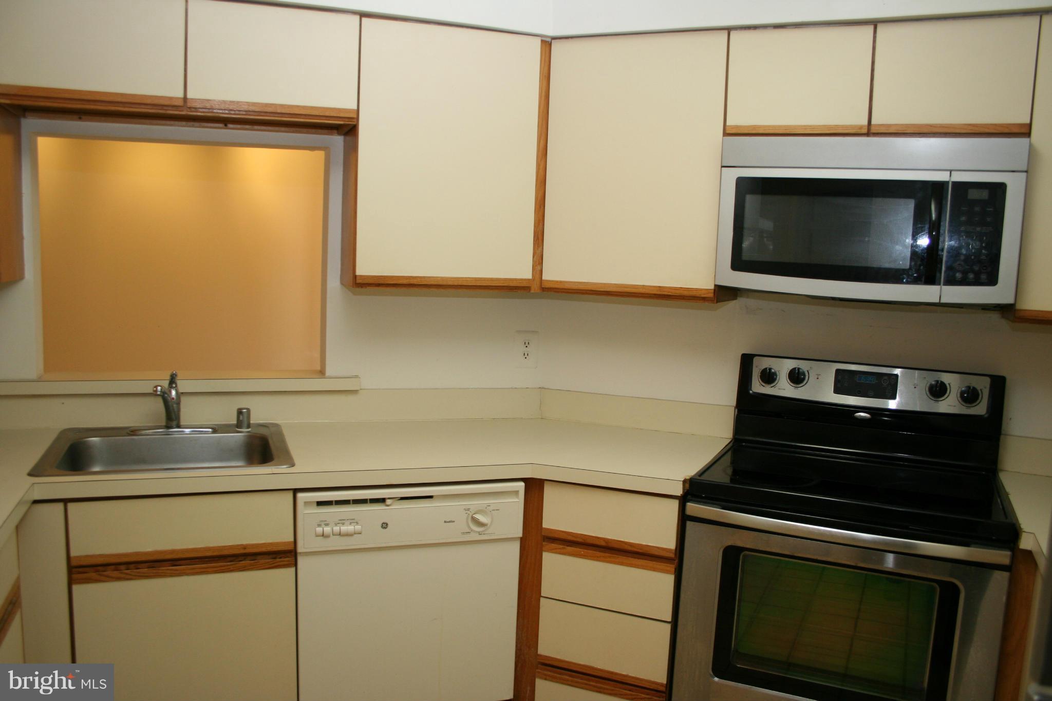 11202 Harbor Court, Unit 11202 Reston, VA 20191 - Photo 14 of 22 Kitchen