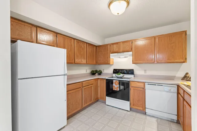 $240,000 | 170 West Aspen Court, Unit 6, Oak Creek, WI 53154