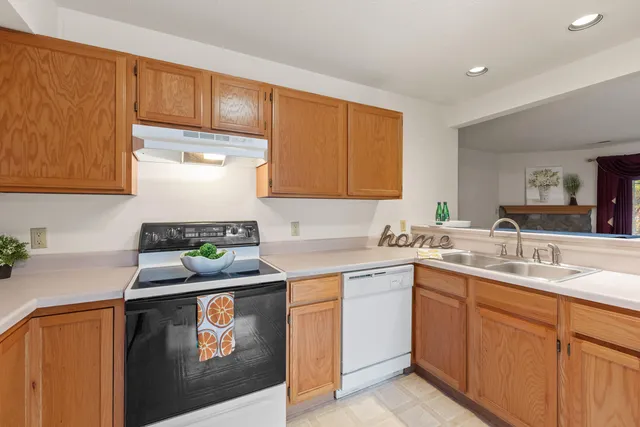 $240,000 | 170 West Aspen Court, Unit 6, Oak Creek, WI 53154