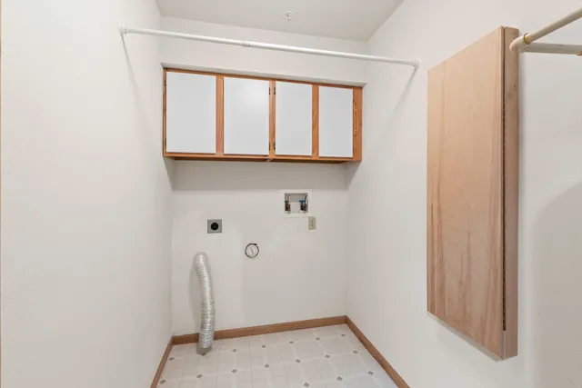 $240,000 | 170 West Aspen Court, Unit 6, Oak Creek, WI 53154