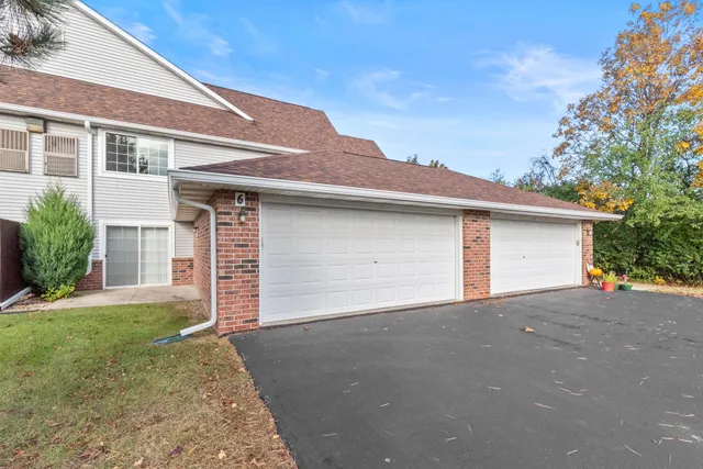 $240,000 | 170 West Aspen Court, Unit 6, Oak Creek, WI 53154