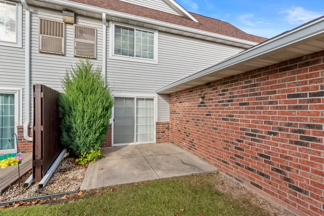 $240,000 | 170 West Aspen Court, Unit 6, Oak Creek, WI 53154