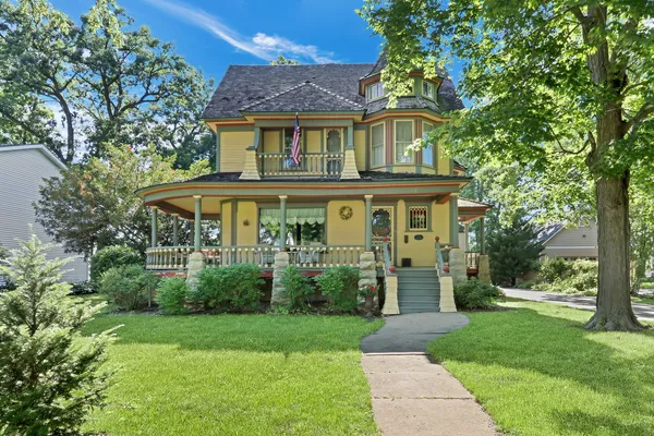 $849,900 | 112 South Lake Street, Grayslake, IL 60030