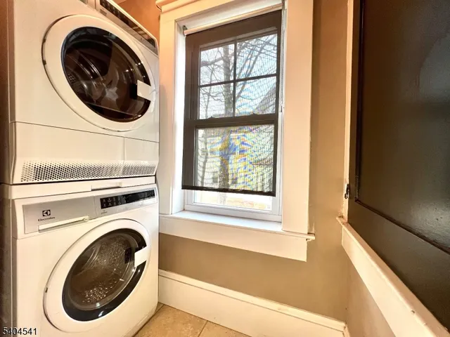a view of a bedroom with washer and dryer