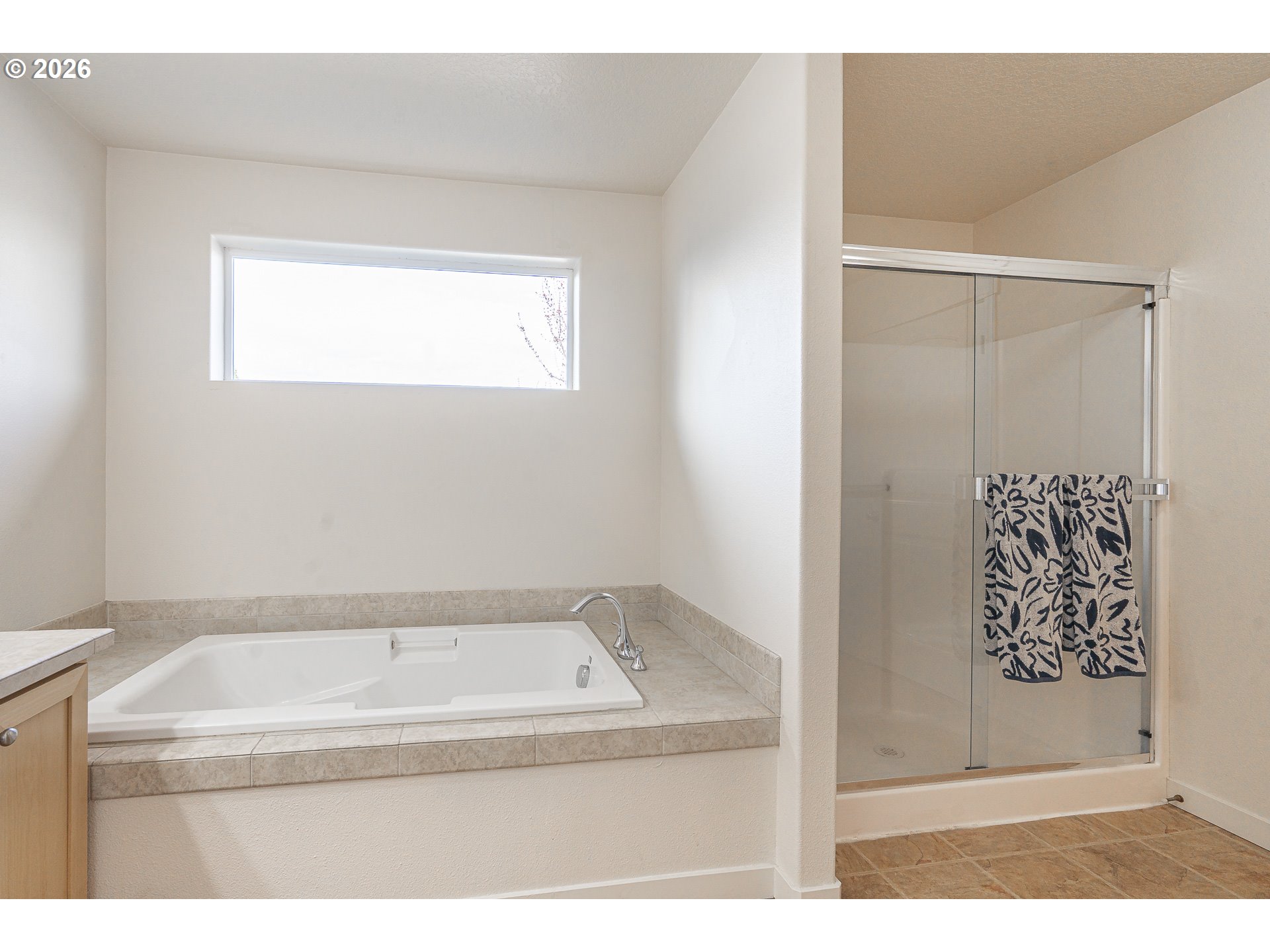 1018 Taurus Loop Northeast Keizer, OR 97303 - Photo 27 of 47 a bathroom with a bathtub
