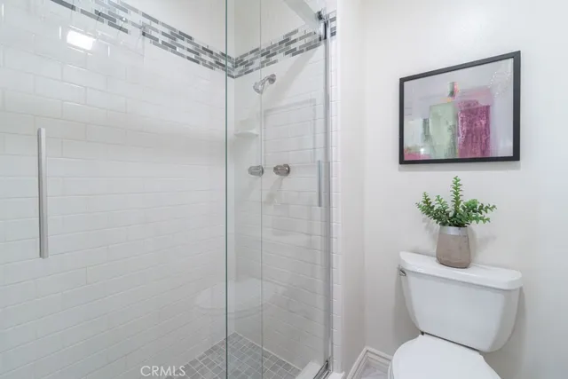 a bathroom with double vanity sinks and a mirror