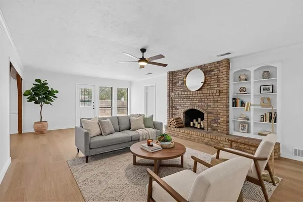 $295,000 | 213 Gregory Drive, DeSoto, TX 75115