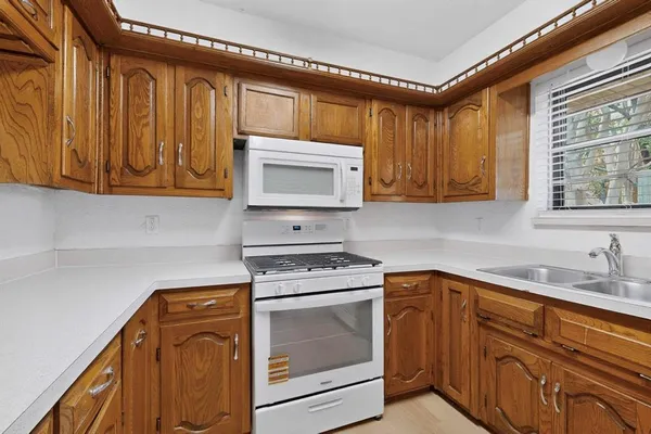 $295,000 | 213 Gregory Drive, DeSoto, TX 75115