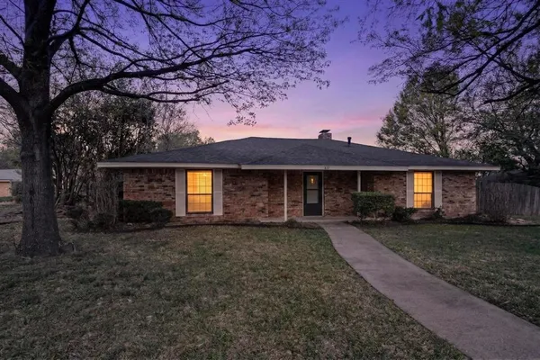 $295,000 | 213 Gregory Drive, DeSoto, TX 75115