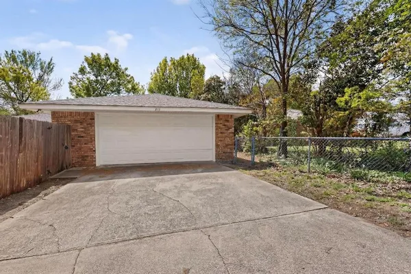 $295,000 | 213 Gregory Drive, DeSoto, TX 75115