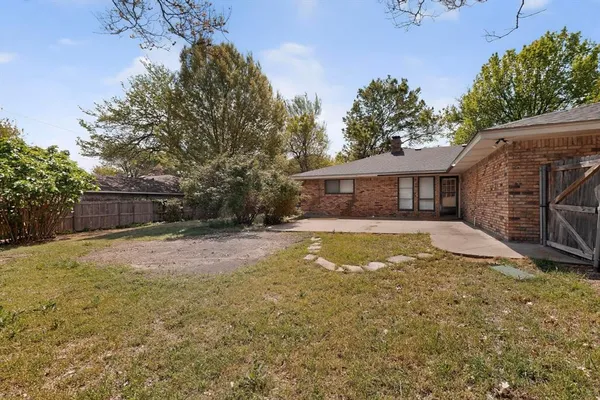 $295,000 | 213 Gregory Drive, DeSoto, TX 75115