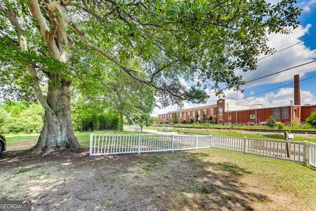 a view of a yard and entertaining space
