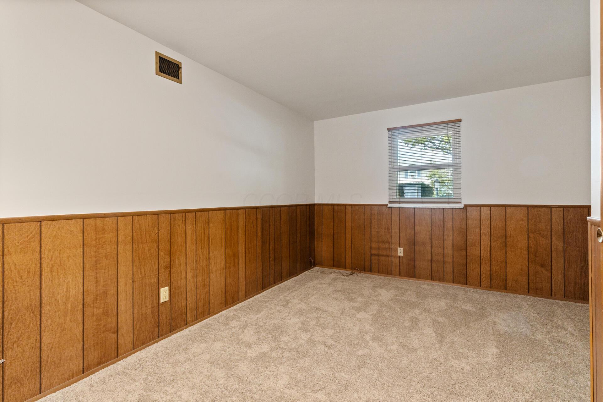 4816 Bourke Road Columbus, OH 43229 - Photo 33 of 44 Family Room!