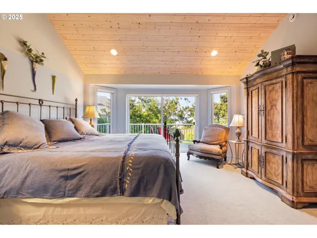 a en suite bathroom with a sink and a mirror