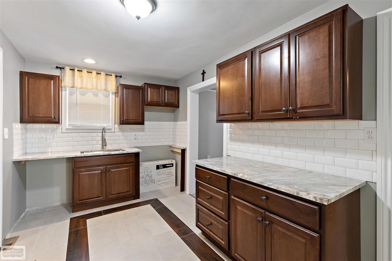 8236 Jackson Warren, MI 48089 - Photo 10 of 20 50032257-9.JPG