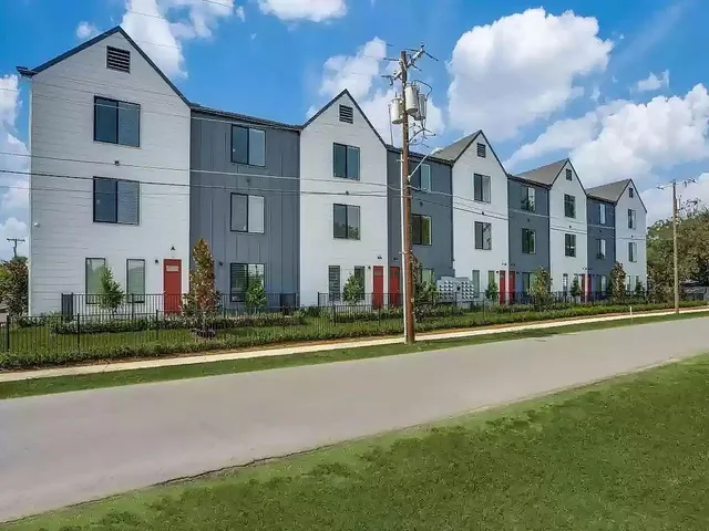 $895 | 3275 Dallas Street, Unit 104, Dallas, TX 75210