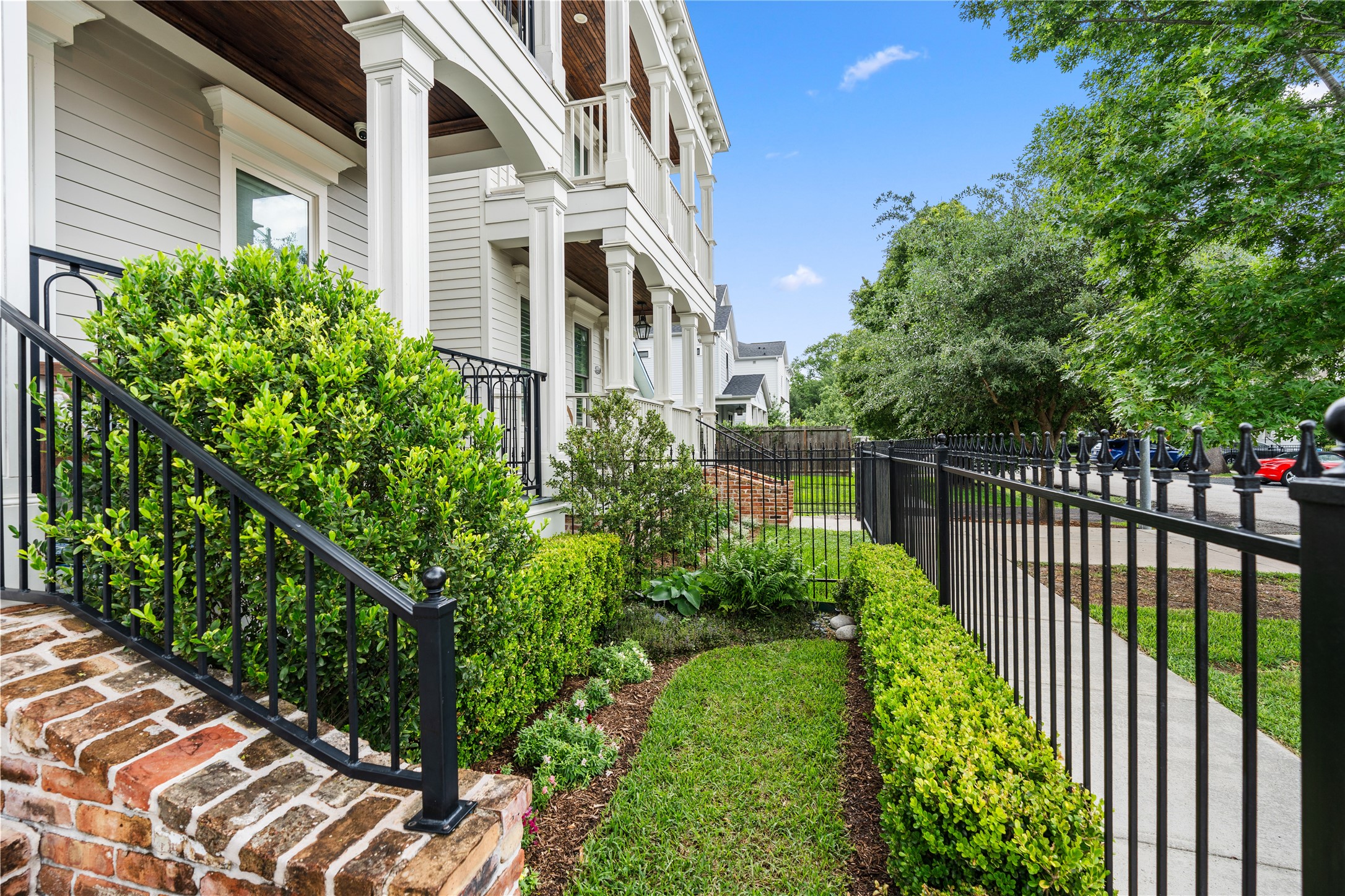 925 Tulane Street, Unit A Houston, TX 77008 - Photo 6 of 49 This gorgeous, gated Heights home is just minutes from the Hike & Bike Trail, fantastic parks, the Heights Mercantile, and the area's renowned shopping and dining.