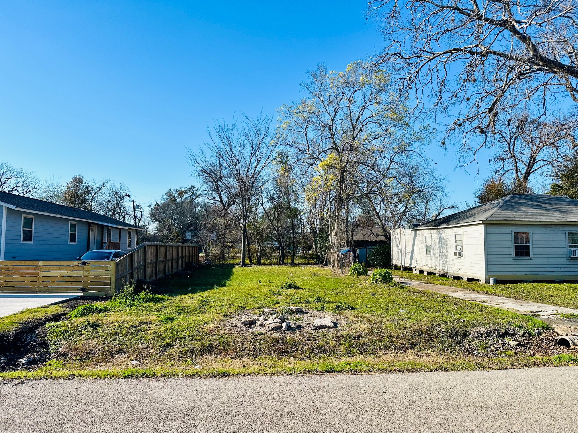 6610 Eastwood Street Houston, TX 77021 - Photo 2 of 9 a view of a house with a big yard and large tree