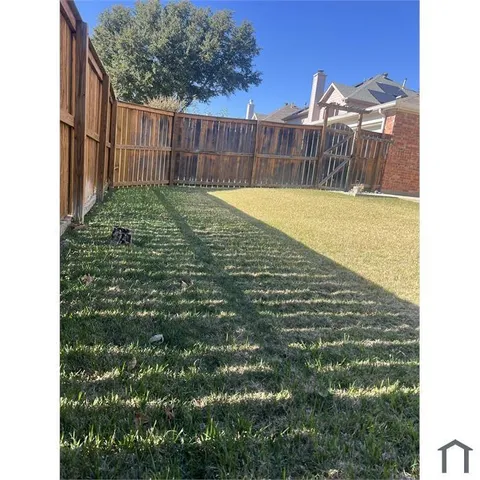 a view of a backyard