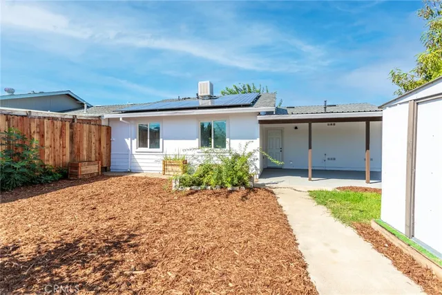 a view of a backyard