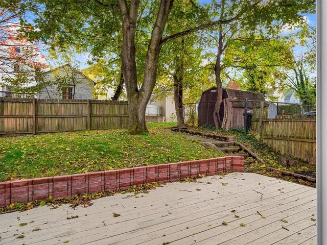 a view of a backyard