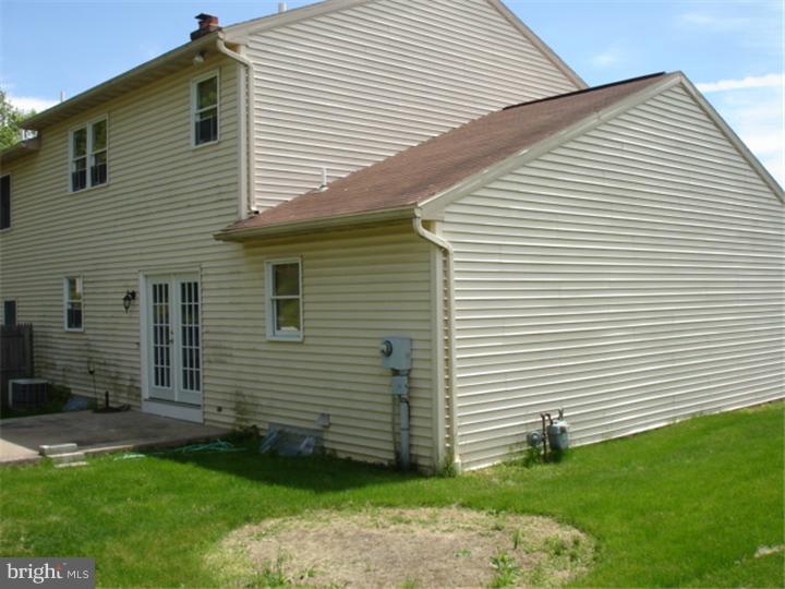 957 Timber Lane Reading, PA 19608 - Photo 6 of 25 Exterior Back